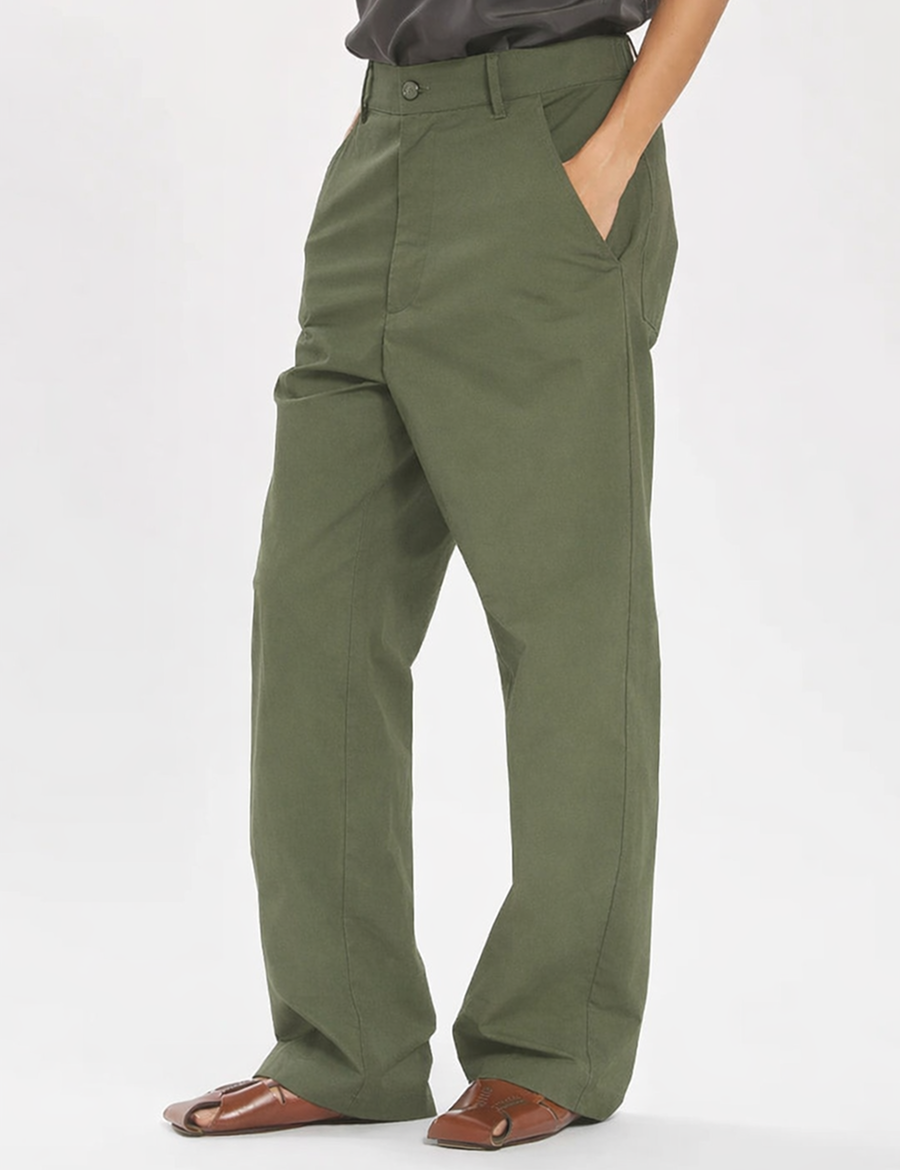 Barena-Venezia-Trousers-Pantalone-Ida-Vion-Oliva-Tragefoto-Model-Seitlich.png
