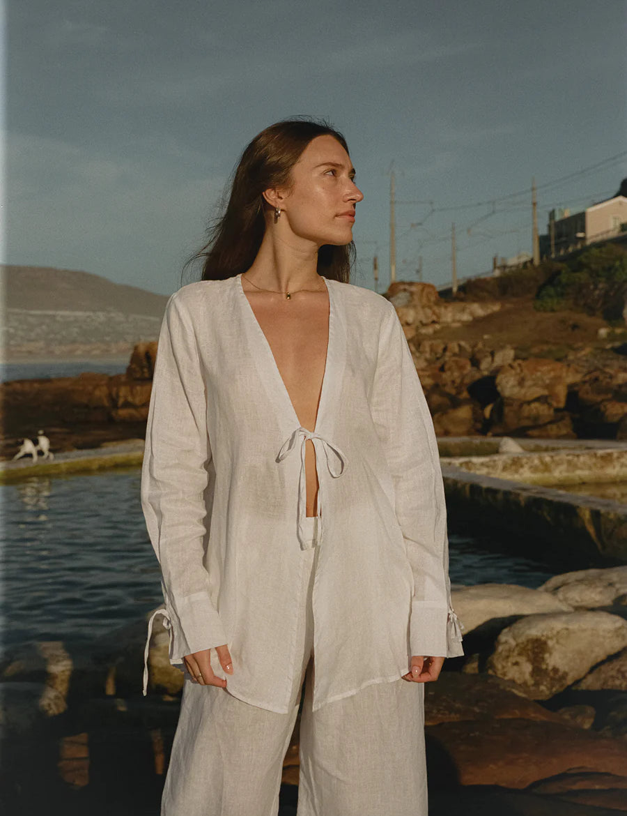 Fig & Honey Leinen Fronttie Shirt Weiß Model Tragefoto Frontansicht