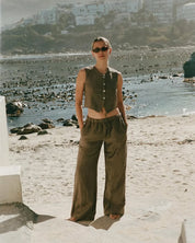 Fig & Honey Leinenweste und Leinenhose am Strand