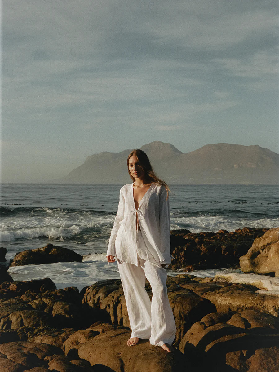 Fig & Honey Linen Fronttie Shirt Model in Kapstadt Landschaft