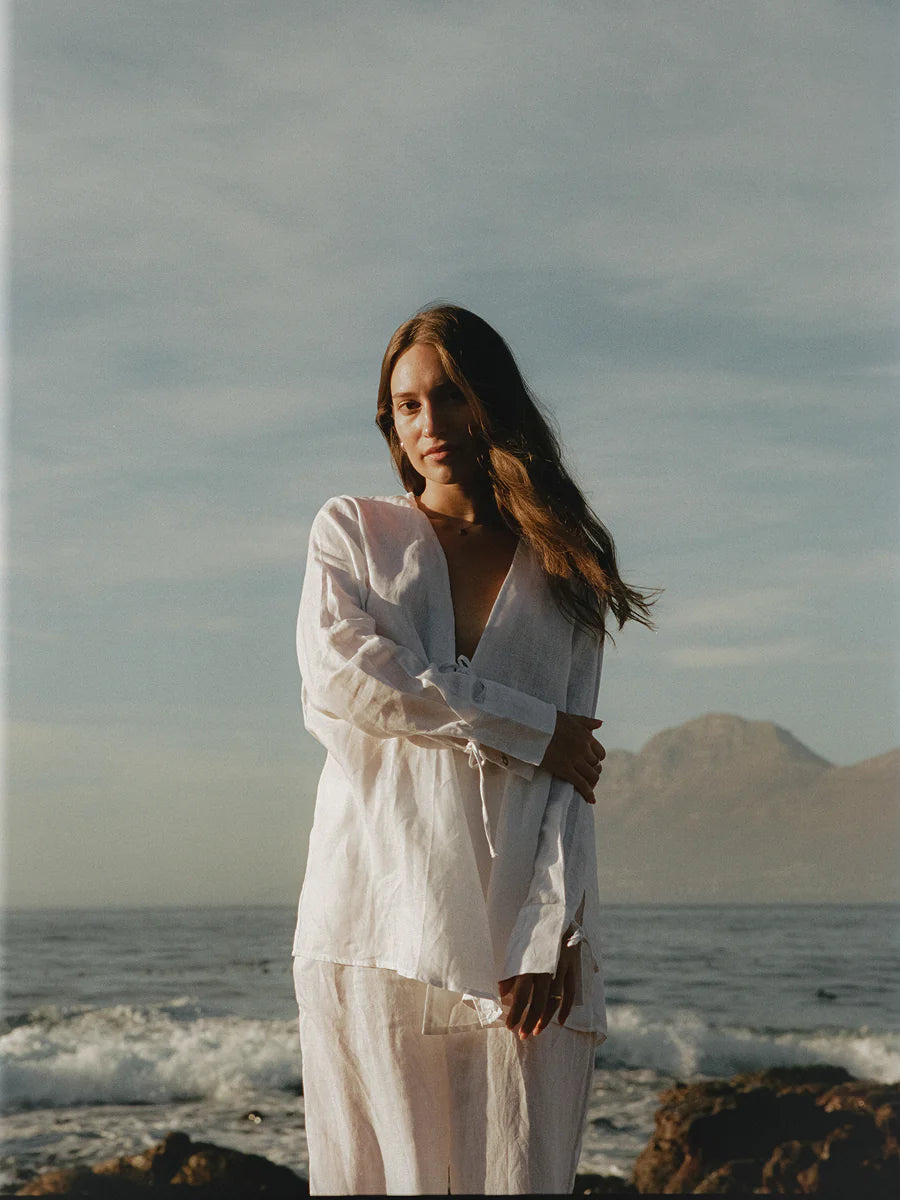 Fig & Honey Leinen Fronttie Shirt Weiß Model Tragefoto vor Küstenlandschaft