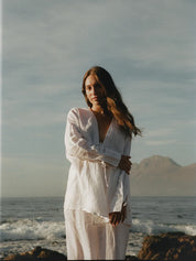 Fig & Honey Leinen Fronttie Shirt Weiß Model Tragefoto vor Küstenlandschaft