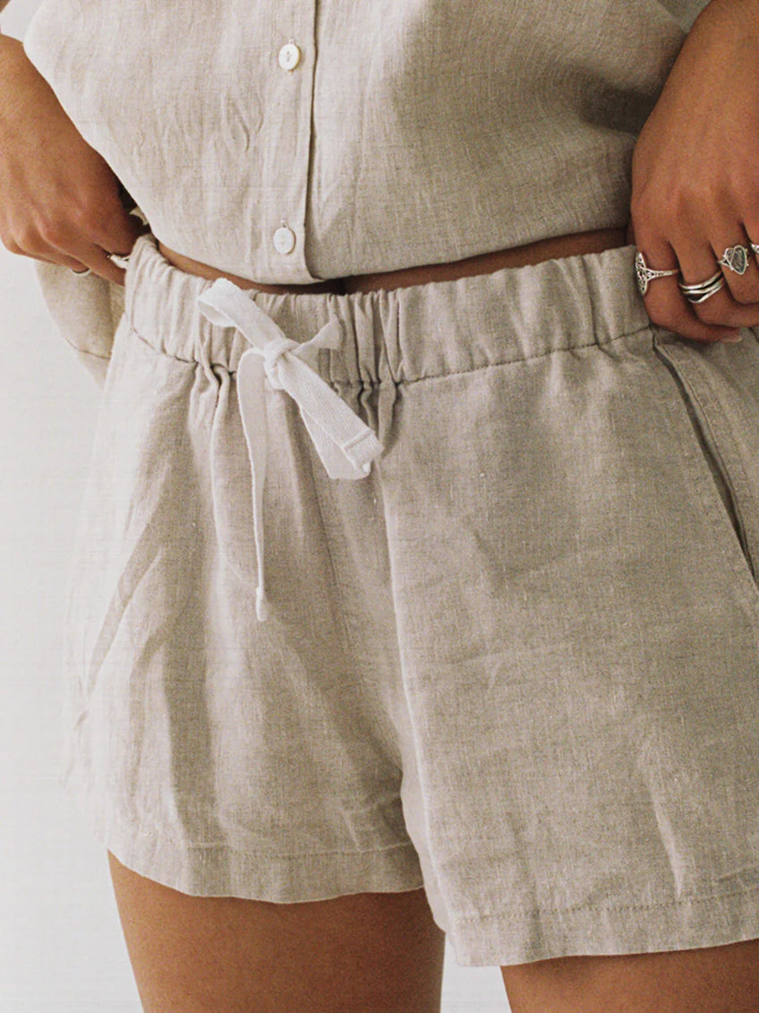 Fig & Honey Linen Drawstring Shorts Beige Detailansicht Tragefoto