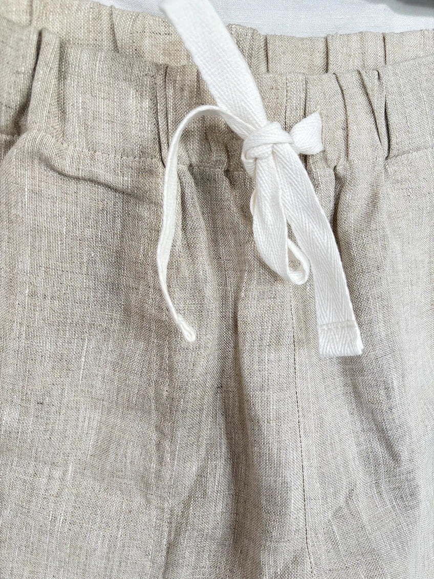 Fig & Honey Beige Leinenshorts Details Stoff