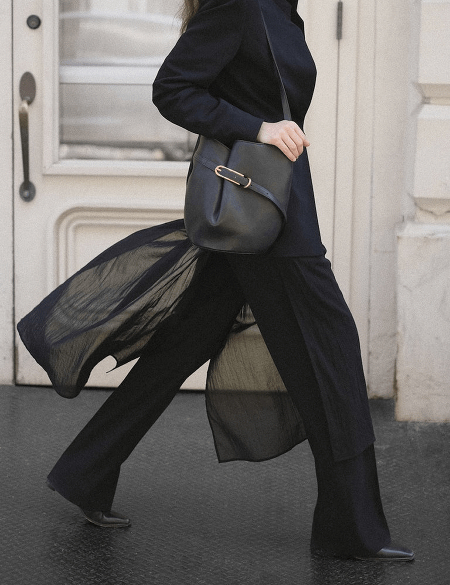 Liffner-Belted-Bucket-Bag-Black-Kampagnen-Foto.png