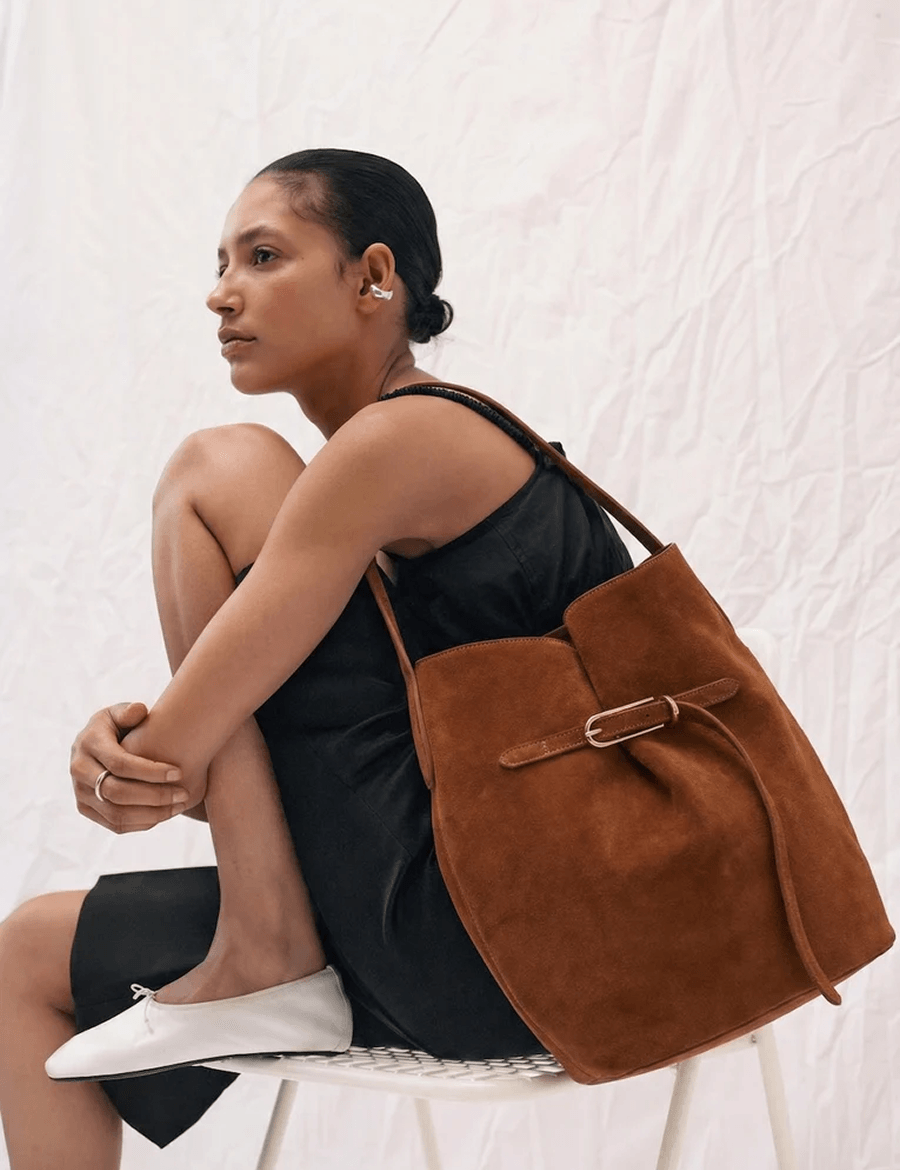 Liffner-Belted-Bucket-Bag-Large-Suede-Saddle-Brown-Kampagnen-Foto.png