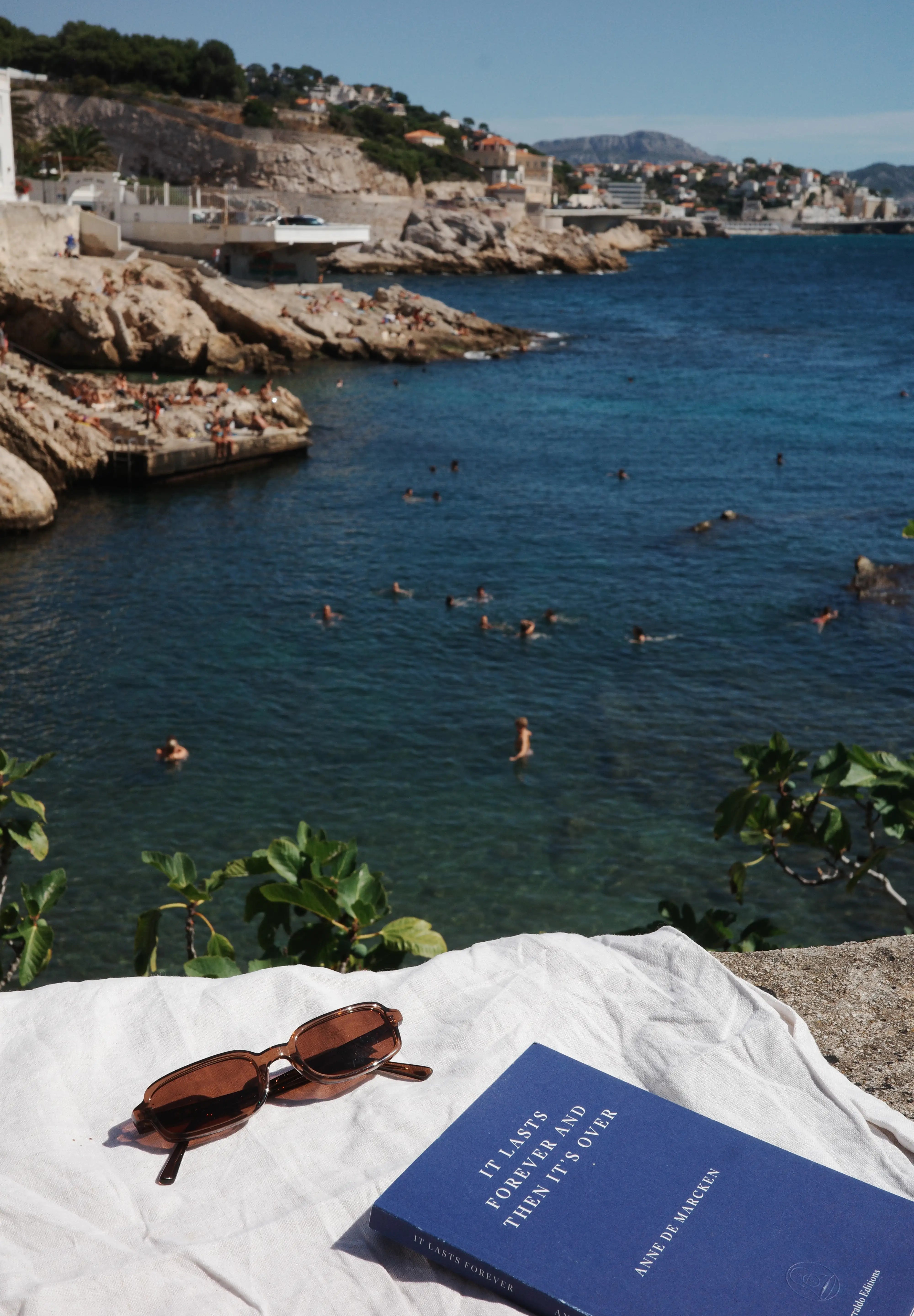 Lu-Goldie-Meer-Sonnenbrille-Buch.webp