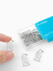 Midori D-Clips Büroklammern Pinguinform Detailansicht mit Größenverhältnis