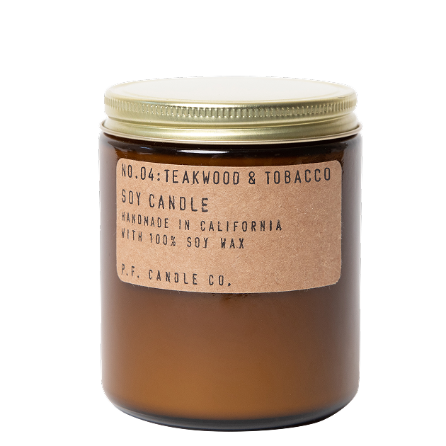 PF Candle Co Kerze Teakwood and Tobacco Frontansicht freigestellt