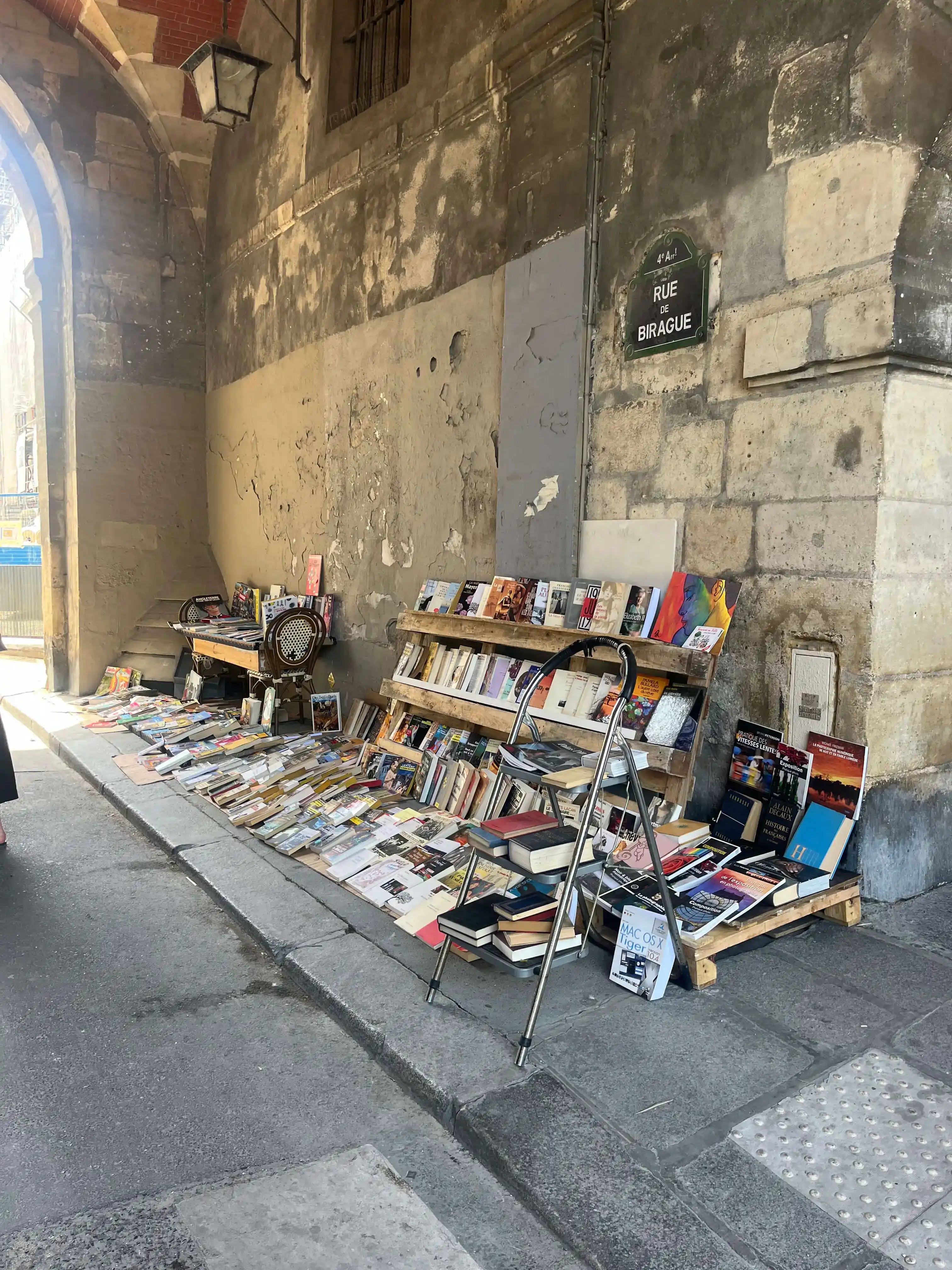 Pairs Rue de Brague Buchstand Moodbild