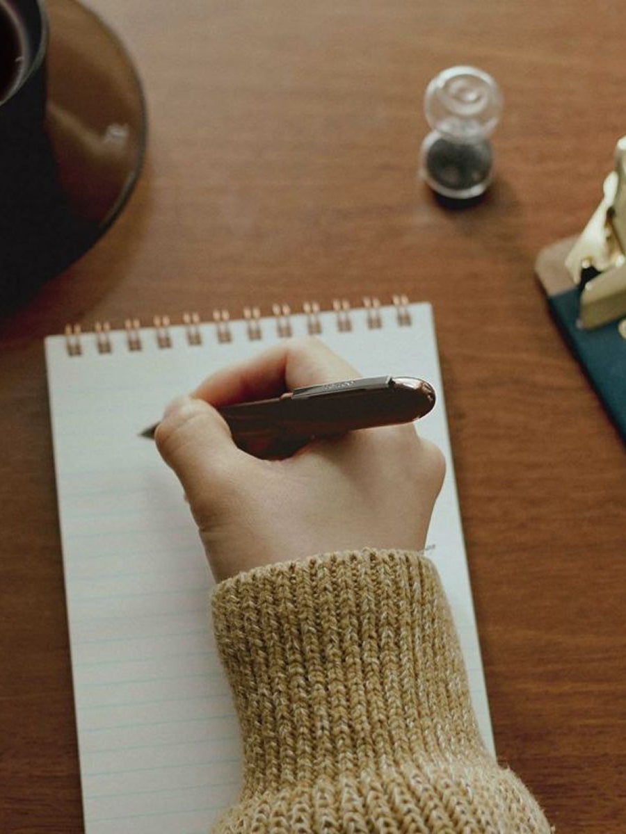 Penco Bullet Ballpoint Stift in Clear Brown beim Schreiben