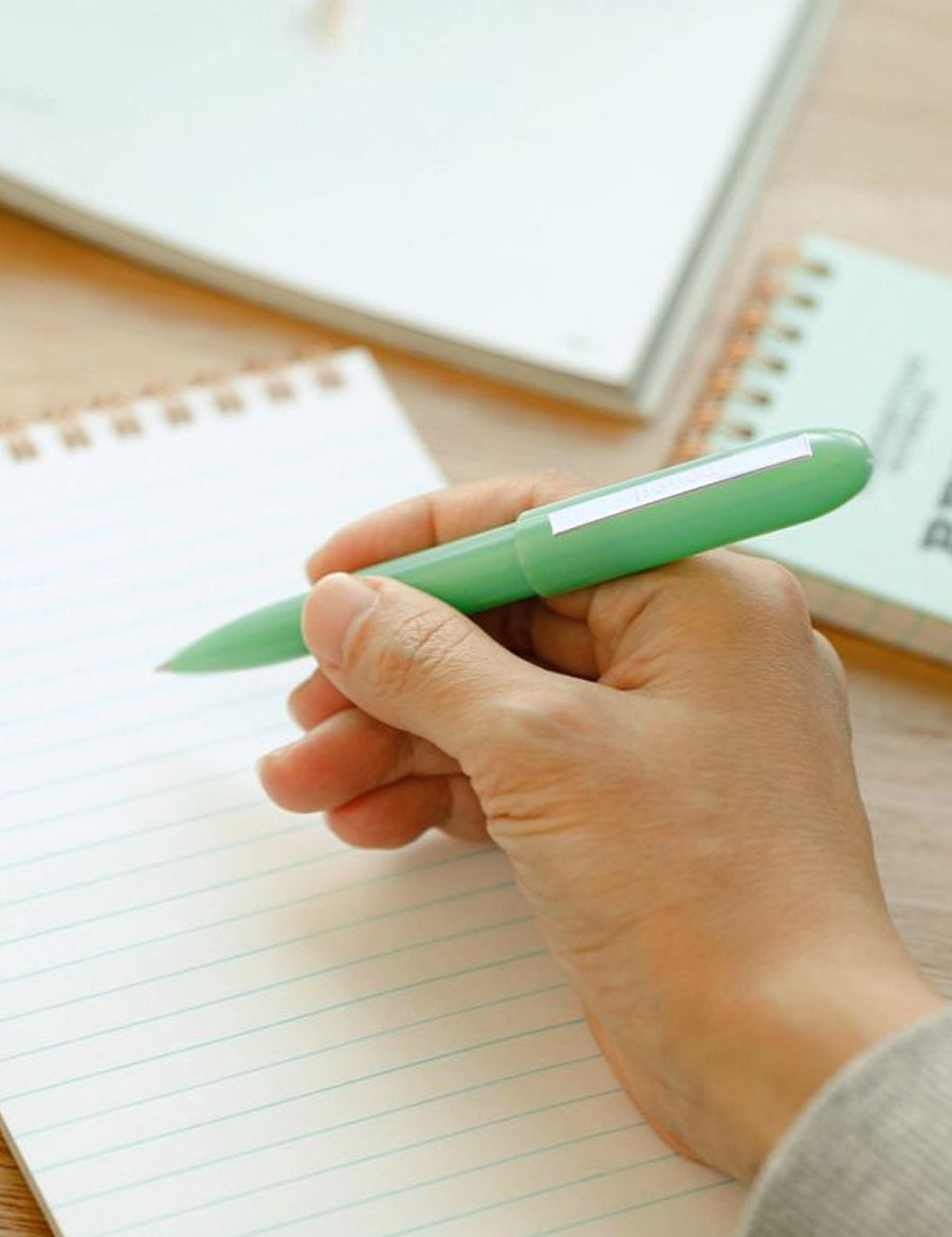 Penco Bullet Ballpoint Stift in Mint beim Schreiben