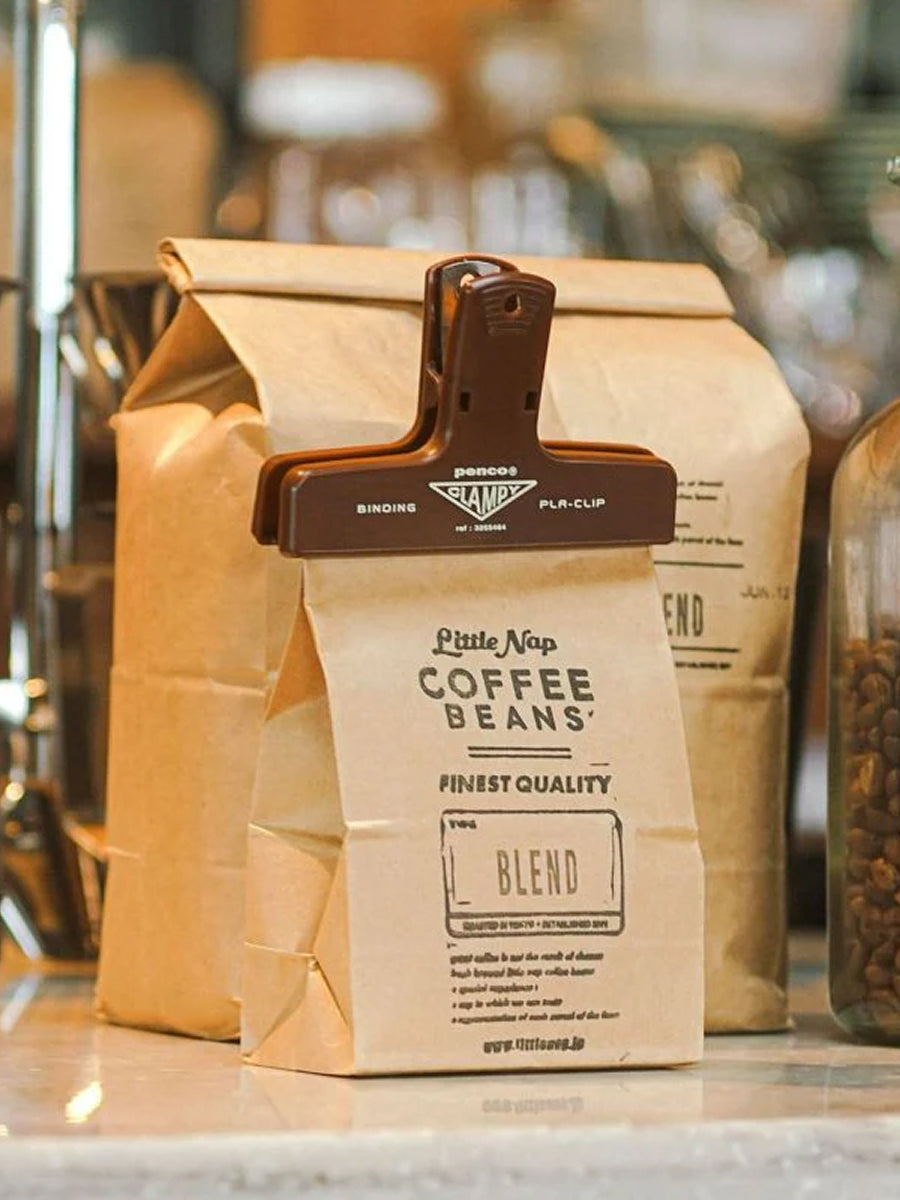 Penco PlaClip Büroklammer in Braun Nutzungsfoto Verschluss Kaffeebohnentüte