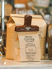 Penco PlaClip Büroklammer in Braun Nutzungsfoto Verschluss Kaffeebohnentüte