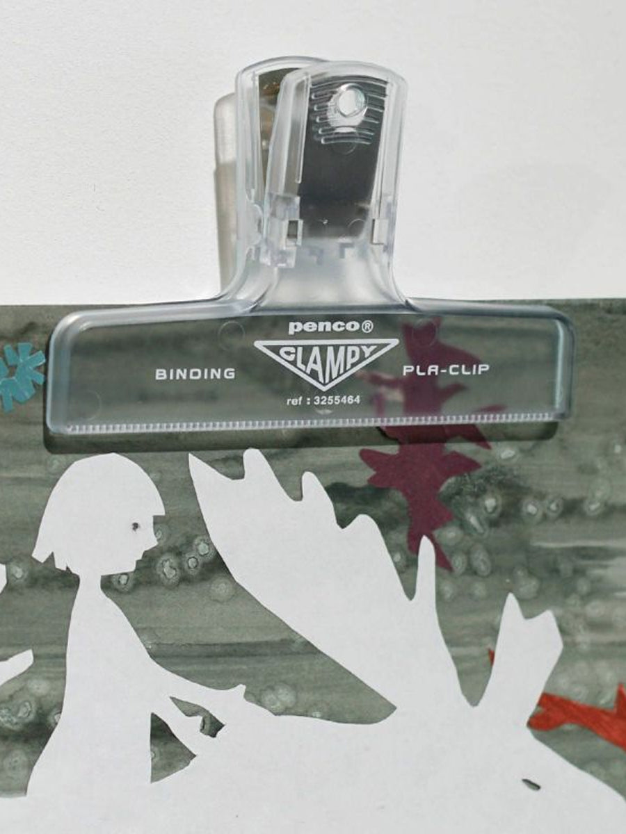 Penco PlaClip Büroklammer in Durchsichtig-Weiß Nutzungsfoto