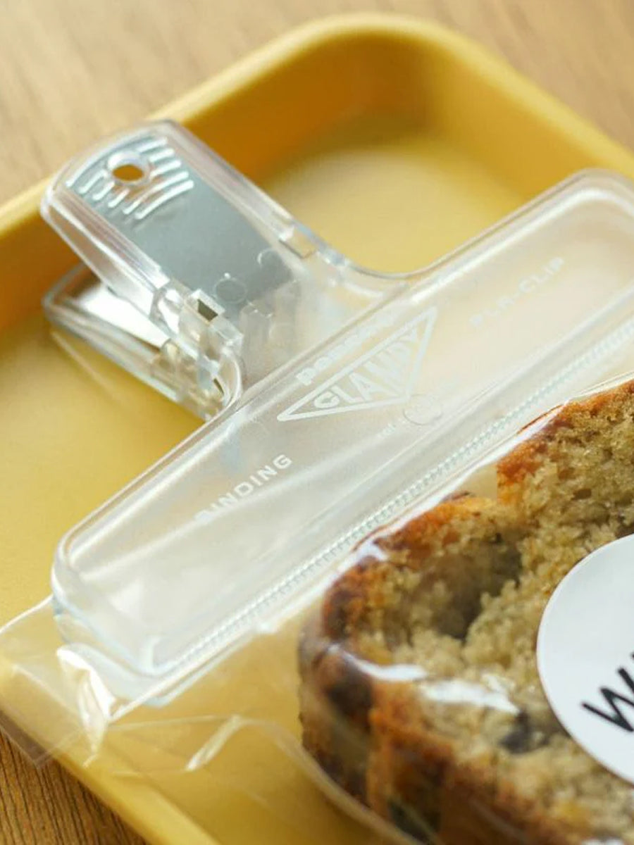 Penco PlaClip Büroklammer in Durchsichtig-Weiß Nutzungsfoto Verschluss Tüte