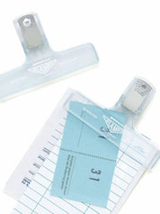 Penco PlaClip Büroklammer in Durchsichtig-Weiß Nutzungsfoto mit Zetteln