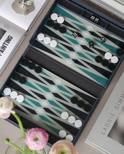Printworks Classic Backgammon Spiel in Blau Grau Grün Moodbild im Spiel