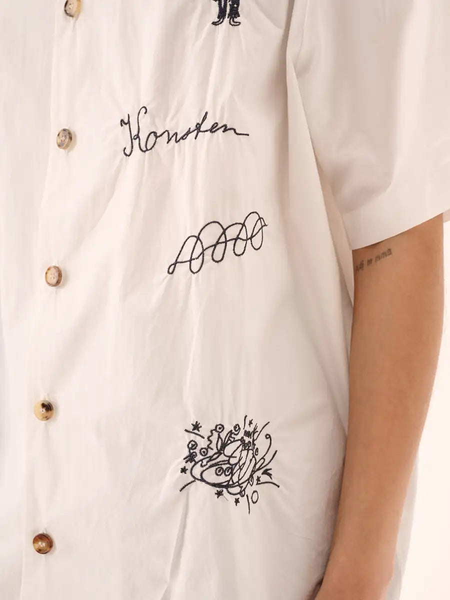 Rue de Tokyo Hemd Salvio Weiß mit schwarzer Moomin-Stickerei Detailansicht