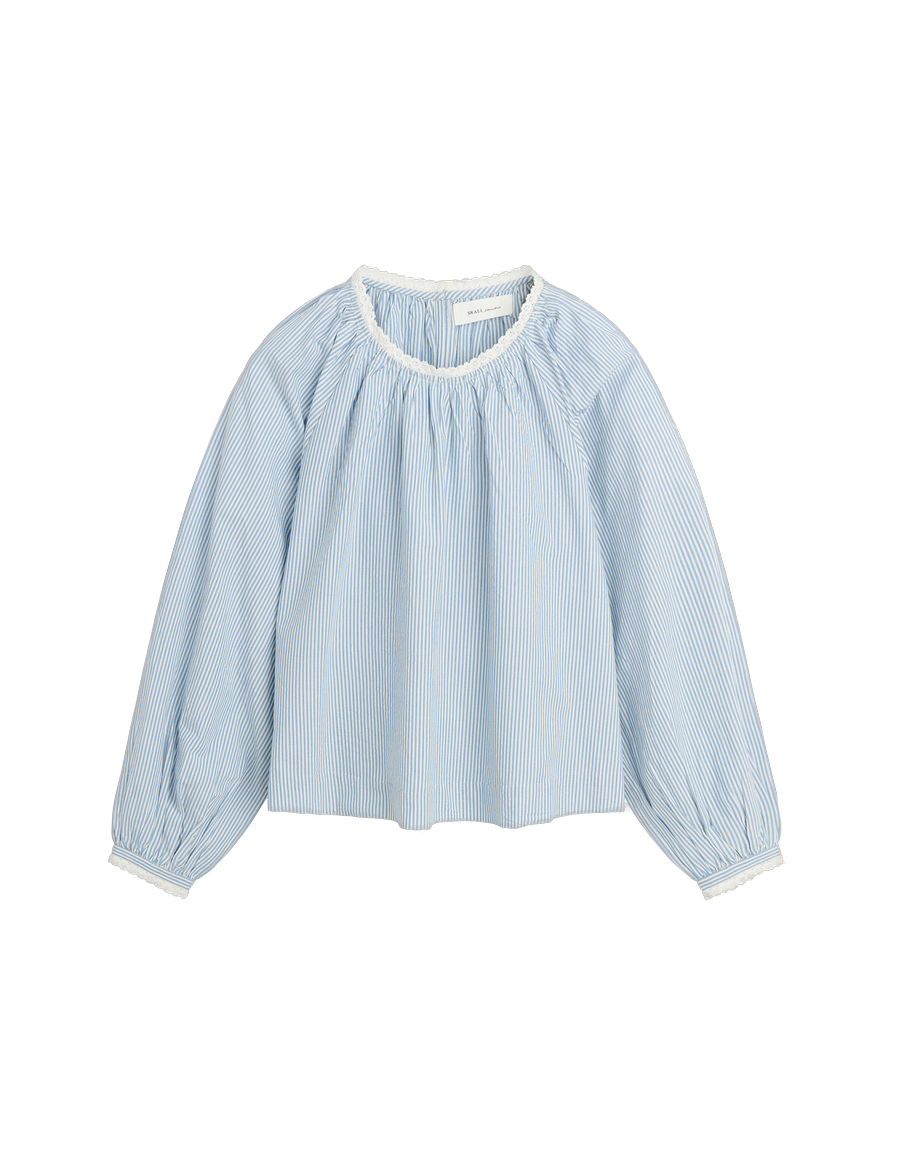 Skall-Karlie-Blouse-Light-Bluewhite-Stripe-Freisteller.png