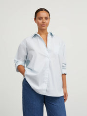 Skall Studio Edgar Shirt Hemdbluse Hellblau Modelbild Frontansicht Portrait