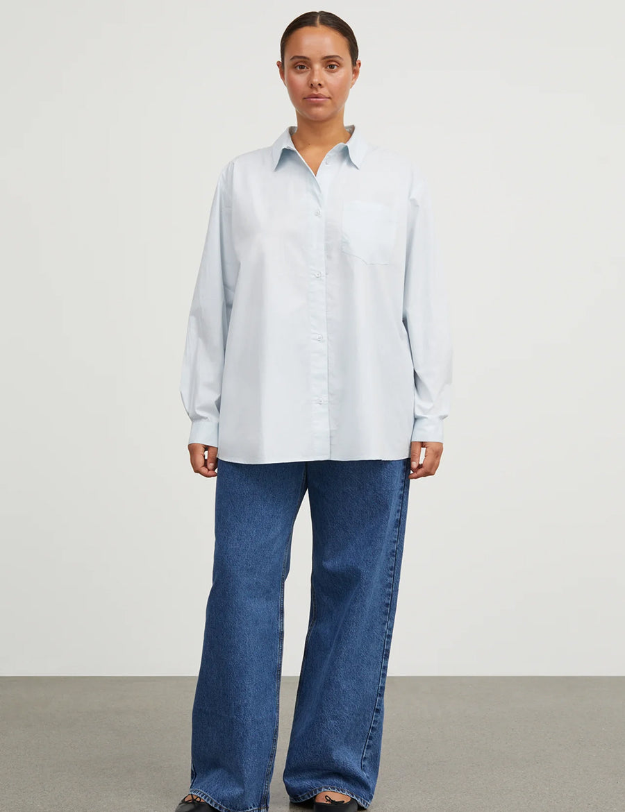 Skall Studio Edgar Shirt Hemdbluse Hellblau Modelbild Frontansicht