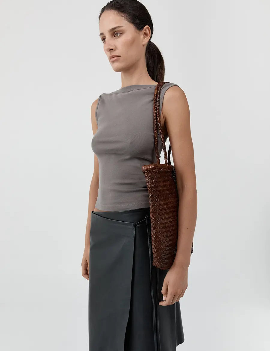 St-Agni-Bagu-Woven-Tote-Chestnut-Model-Top-Front.webp