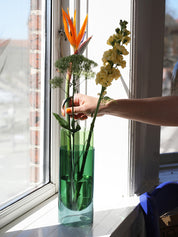 Studio About Bouquet Tube Large Vase Grün Moodbild Blumen mit Hand