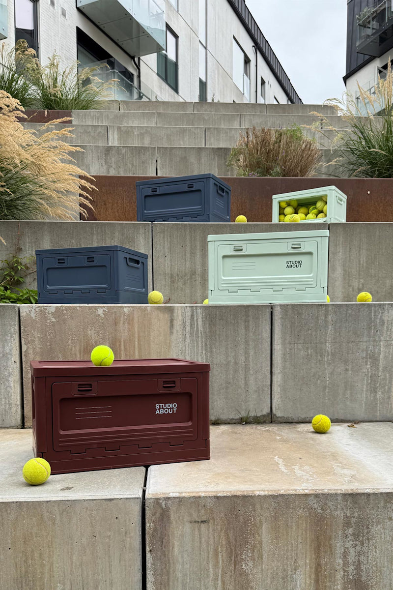 Studio About Moodbild Boxen auf Treppen mit Tennisbällen