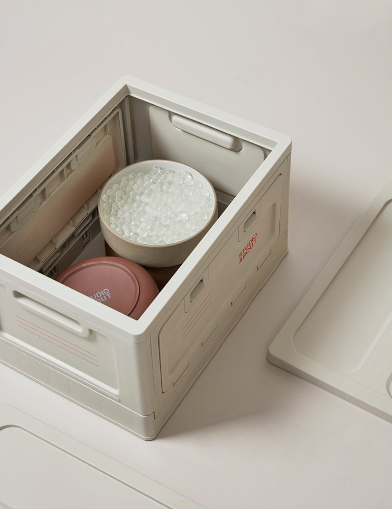 Studio About Aufbewahrungsbox Medium Hellgrau geöffnet mit Murmeln und Schüsseln