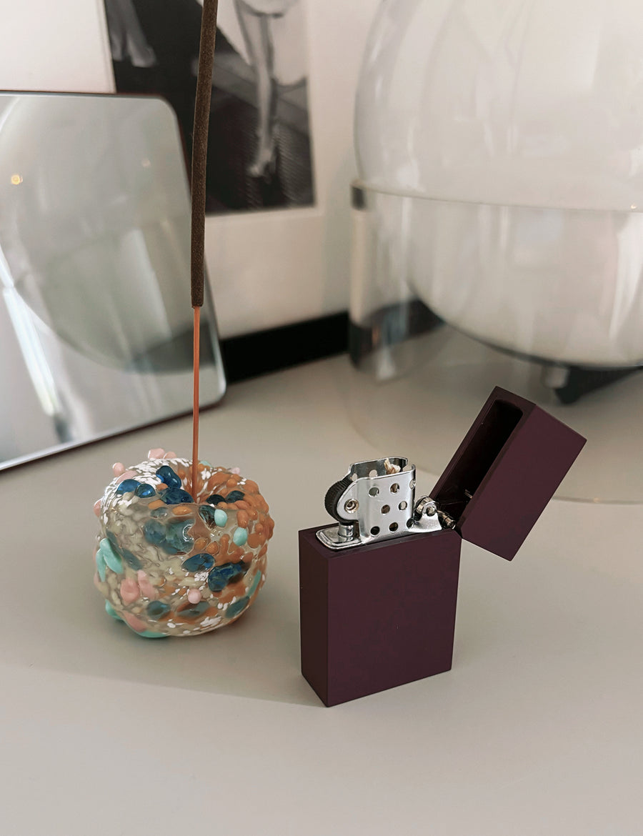 Tsubota Pearl Hard-Edge Feuerzeug in Bordeaux Rot Moodbild Interior mit Räucherstäbchen