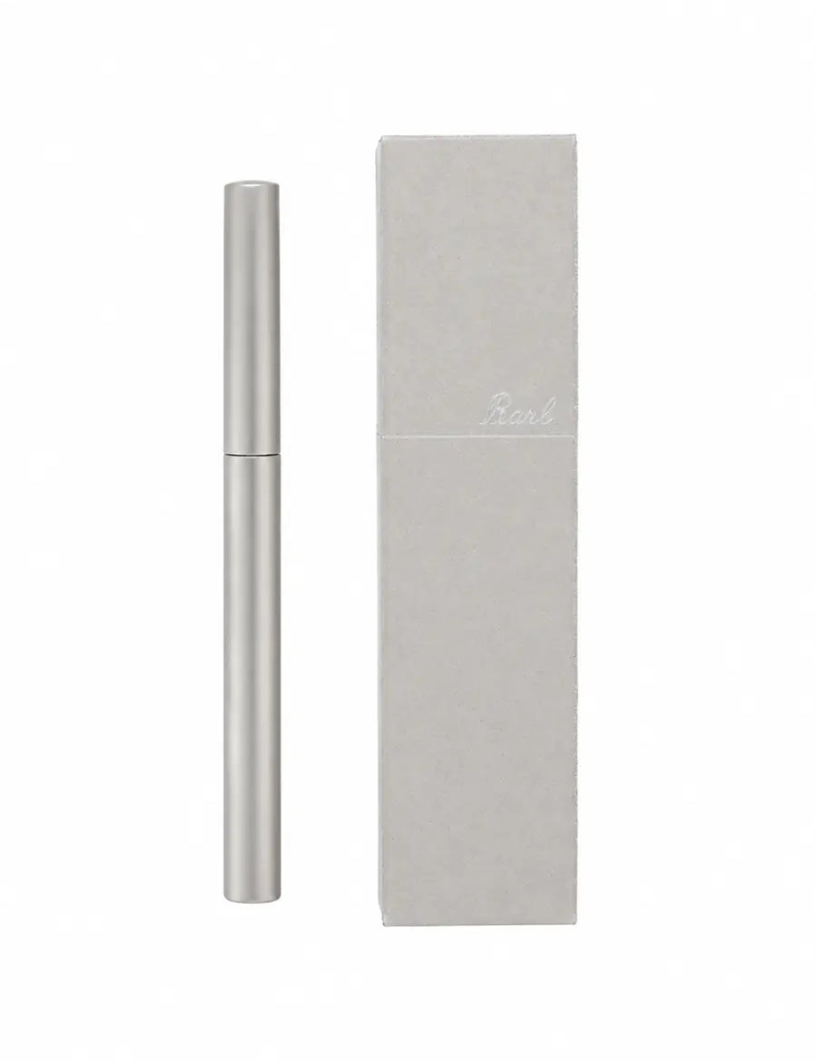 Tsubota-Pearl-Perfume-Stick-Roller-Matt-Silber-mit-Verpackung.webp