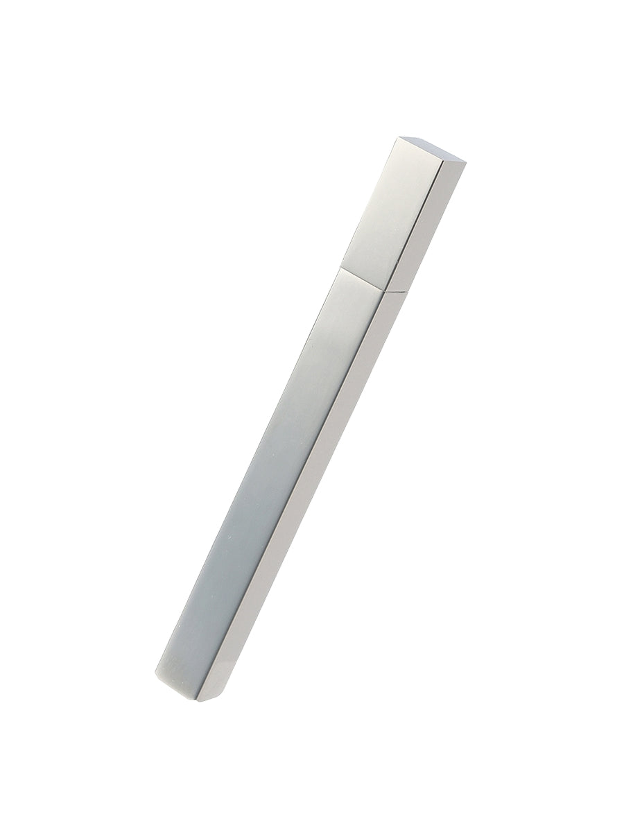 Tsubota Pearl QUEUE Feuerzeug in Silber Frontansicht Produktfoto Freisteller