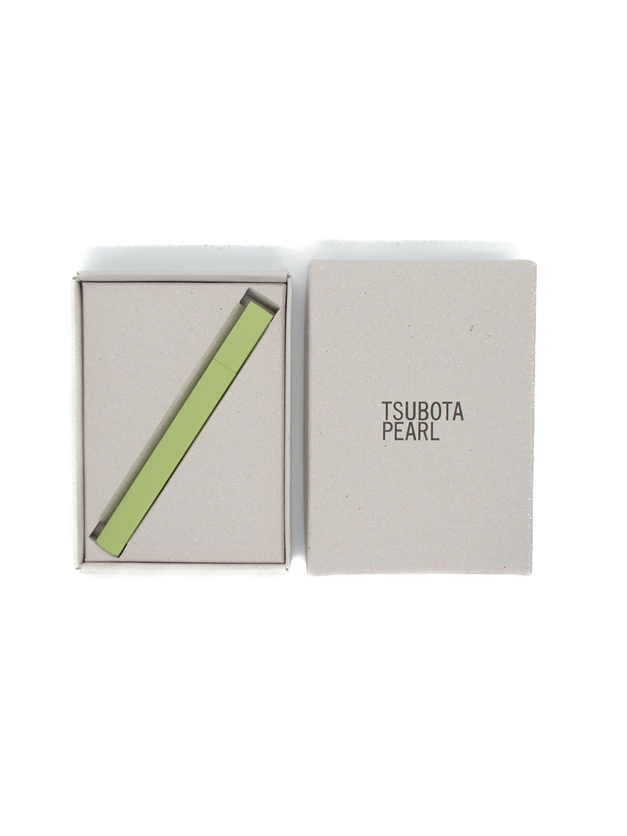 Tsubota Pearl Queue Feuerzeug Mono Matcha Grün mit Verpackung Frontansicht