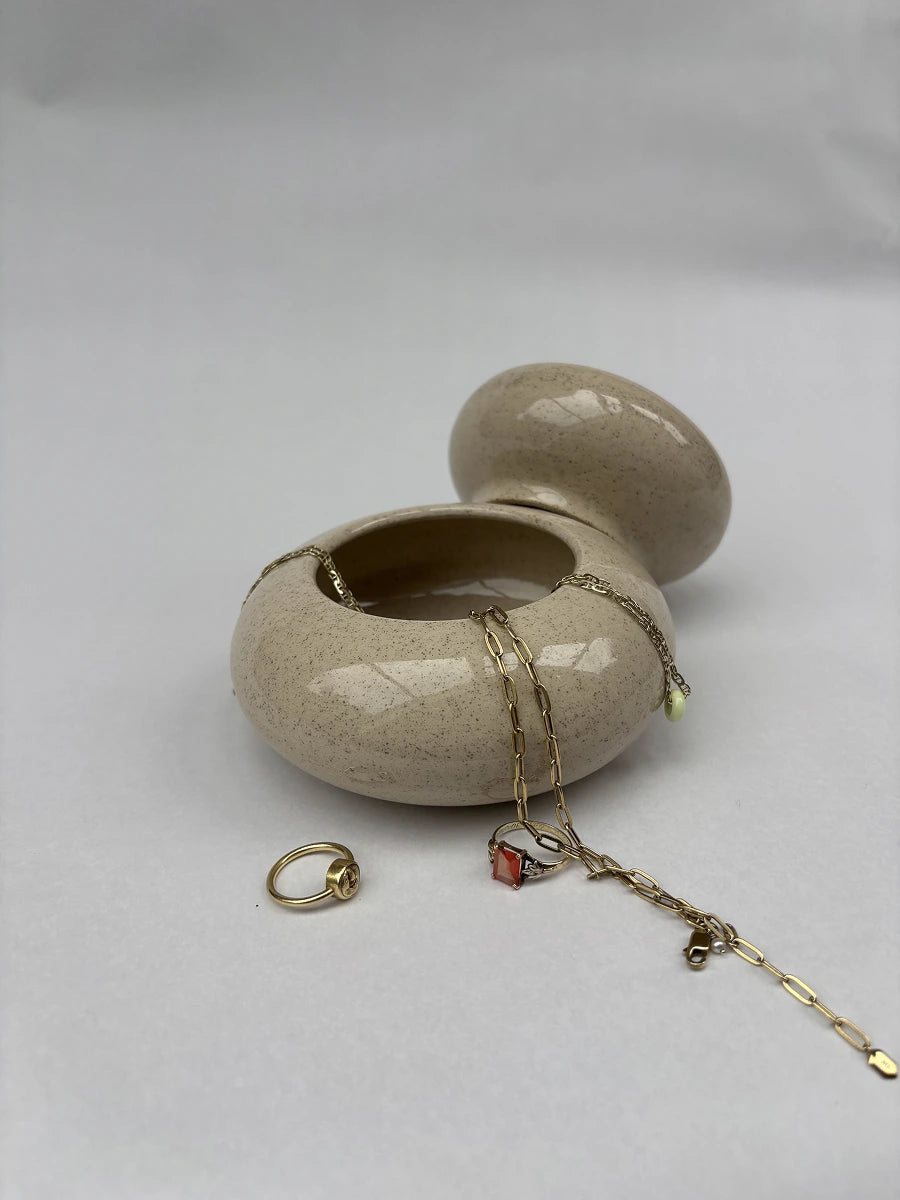 We Are Studio Studio Bijou Jar Beige Schmuckdose geöffnet