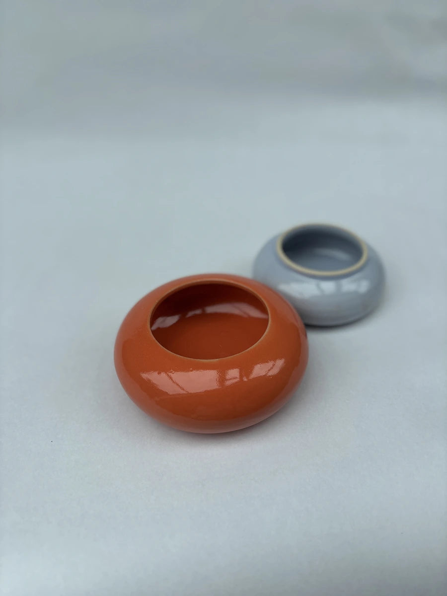 We Are Studio Studio Bijou Jar Orange Blau Schale neben Deckel