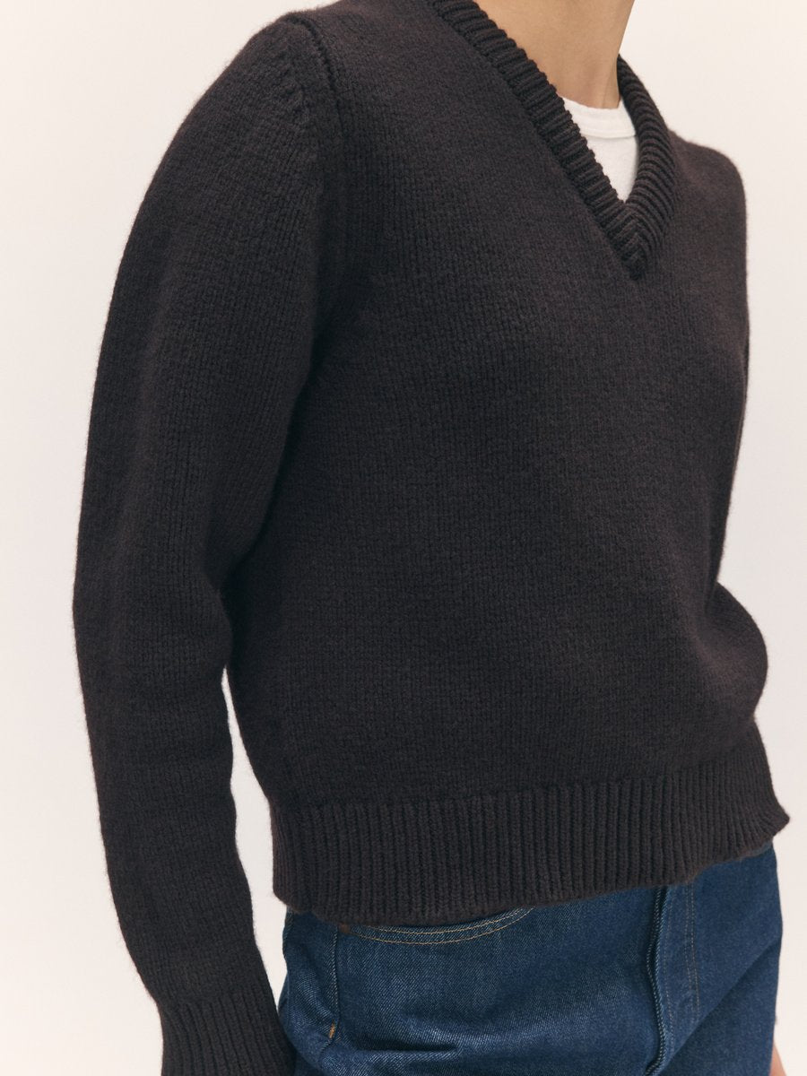 &Daughter Glenn V-Neck Dark Brown – Detailbild 2