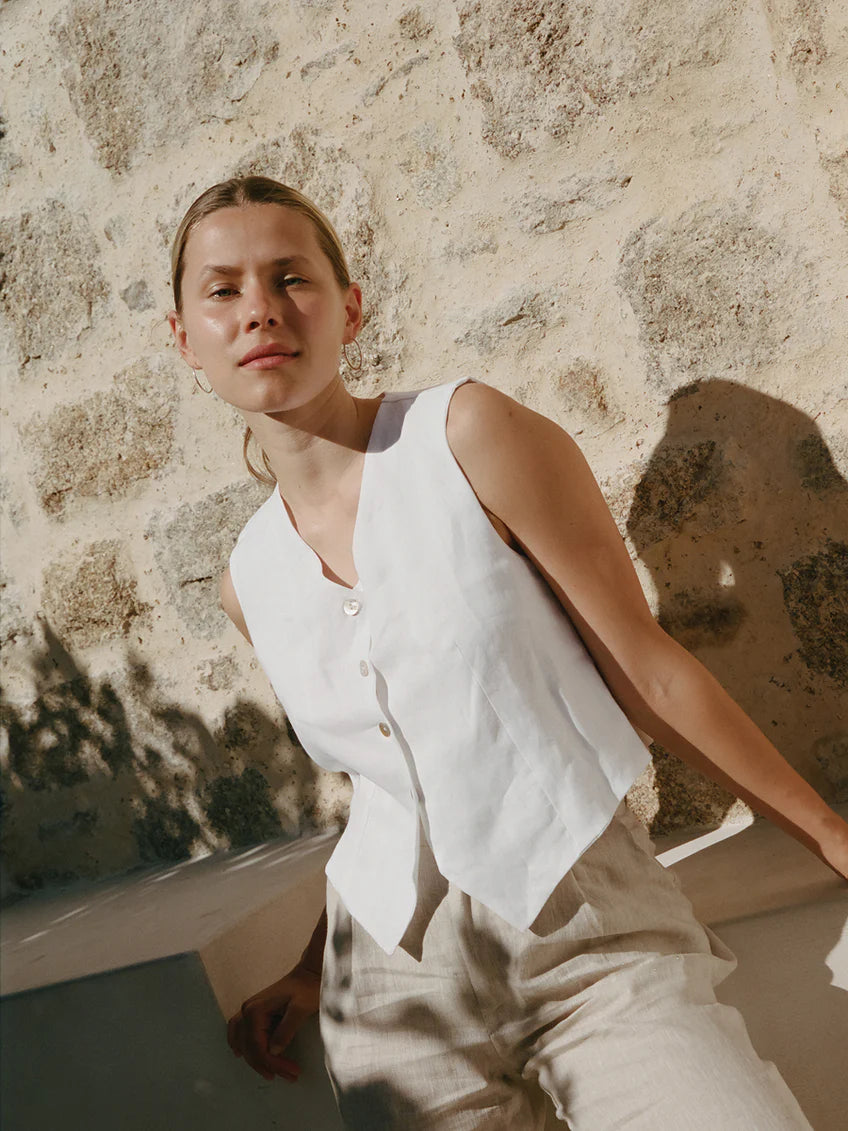 Fig & Honey Leinenweste Weiß Model Tragefoto